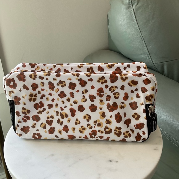👛Scout 3 Way Toiletry Bag in Faux Paws Print - Picture 9 of 9